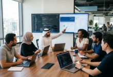 فريق تطوير برمجيات يعمل داخل شركة تقنية عالمية في قطر