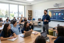 معلم يشرح باللغة الإنجليزية داخل صف دولي في السعودية